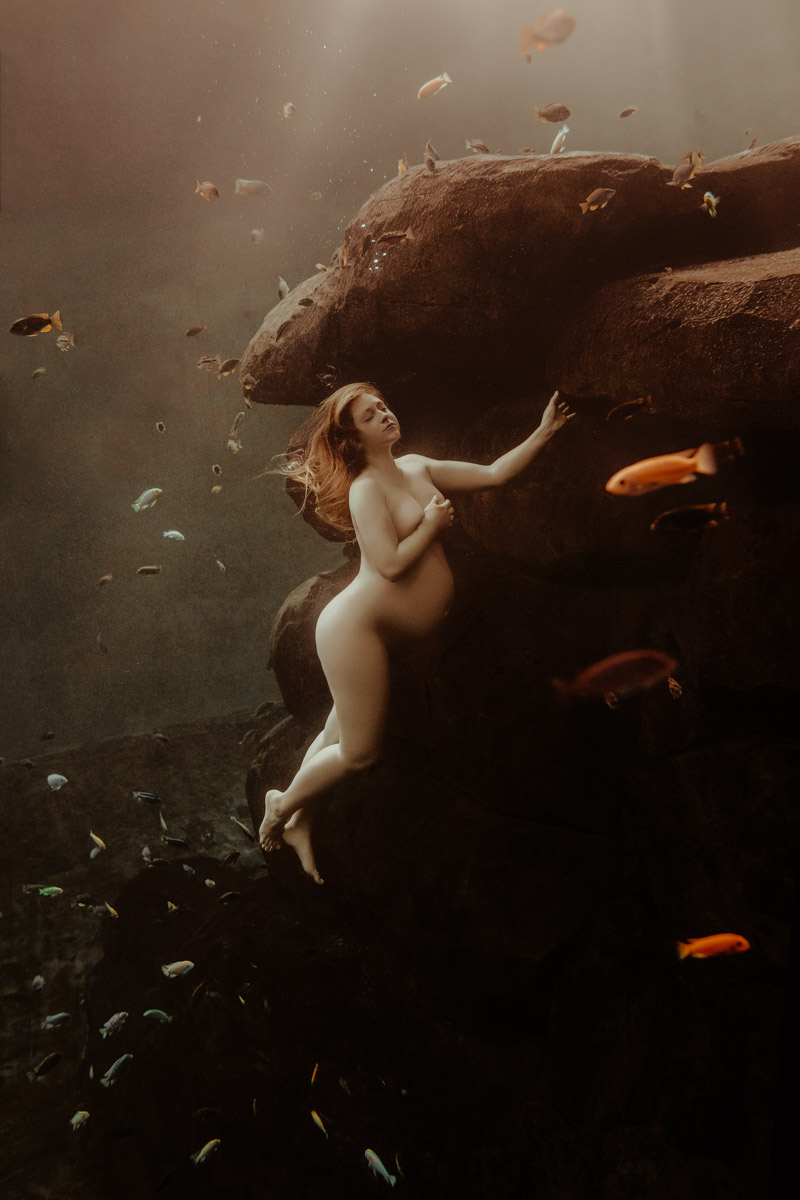 femme enceinte sous l'eau nue