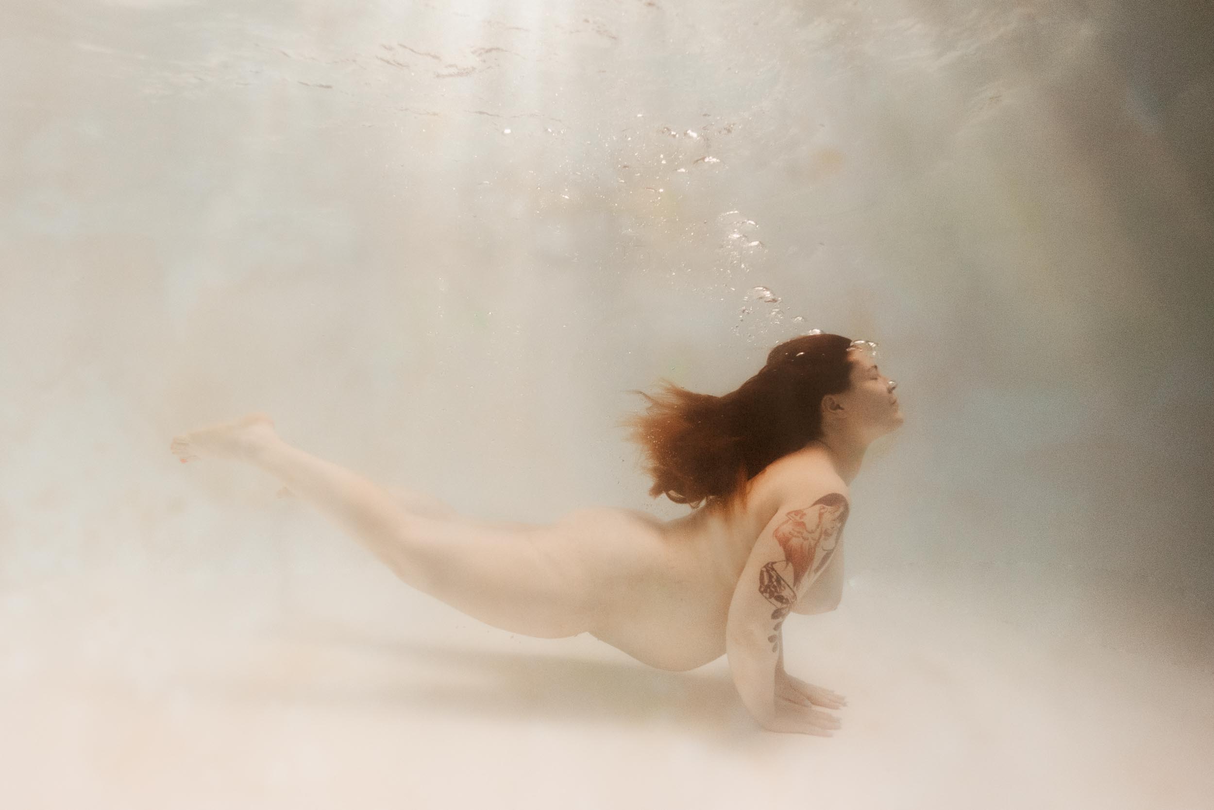 femme enceinte sous l'eau
