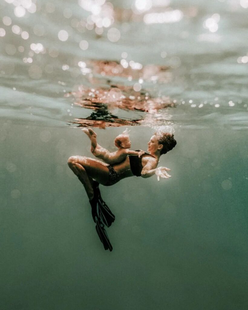 une mere et son bébé sous l'eau photographié par Alison Bounce en mer