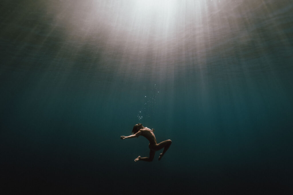 photographie aquatique artistique d'un homme nu en mer