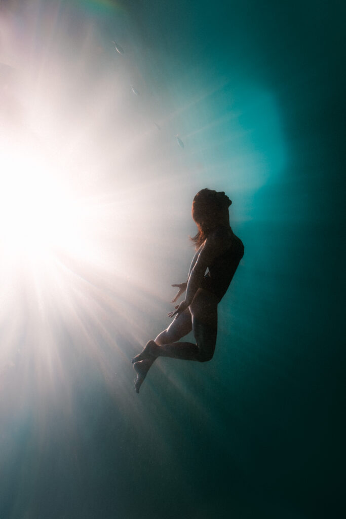 photographie sous-marine en mer d'une jeune femme