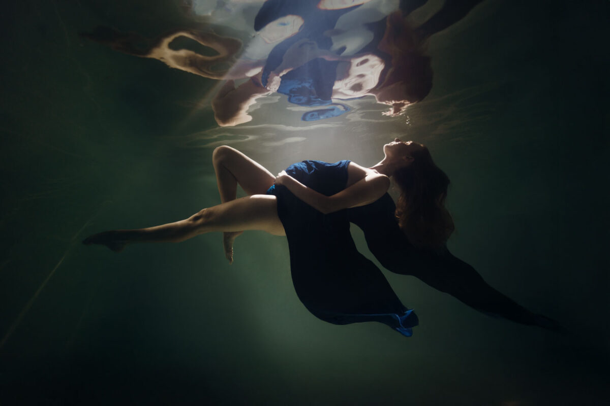 underwater photoshoot pool vs sea | Flowing fabric during a pool underwater photoshoot